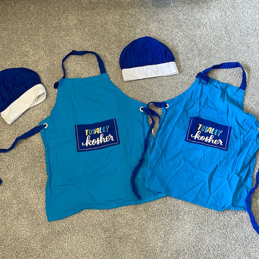 2 apron and 2 chefs hats. For toddler/little kids. Both in great condition.